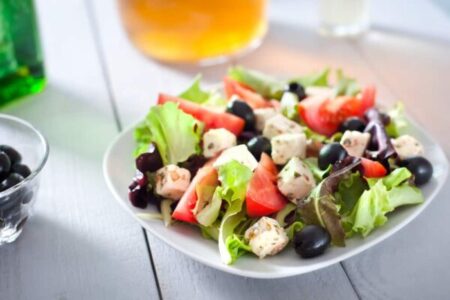 sund salat med bær og det hele